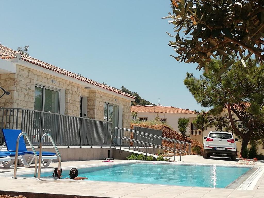 Bazén v ubytování Pomos Idol Exceptional Beach Villa nebo v jeho okolí