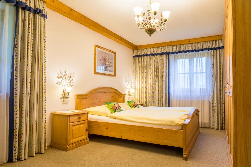 Postel nebo postele na pokoji v ubytování Am Ferienbauernhof Schmiedbauer com Salzkammergut