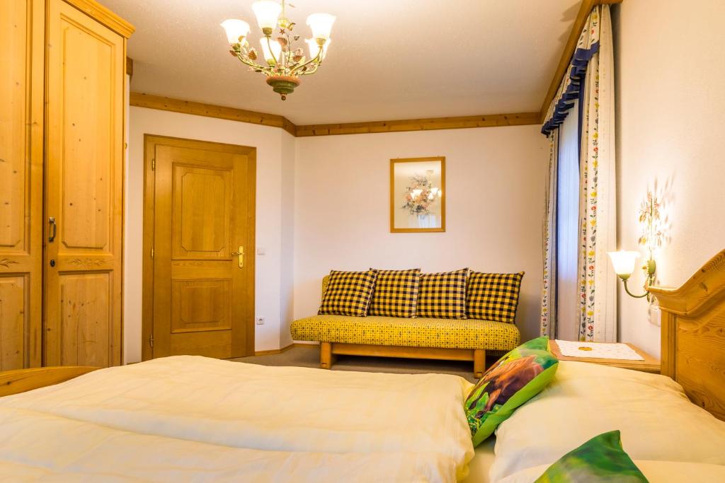Postel nebo postele na pokoji v ubytování Am Ferienbauernhof Schmiedbauer com Salzkammergut