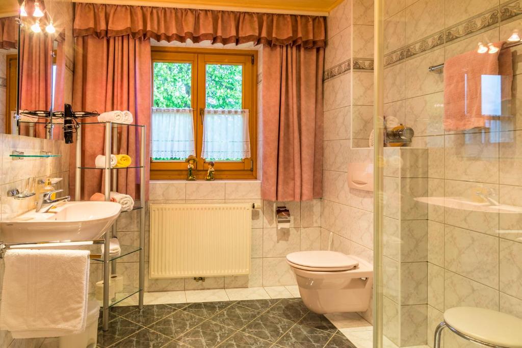 Koupelna v ubytování Am Ferienbauernhof Schmiedbauer com Salzkammergut
