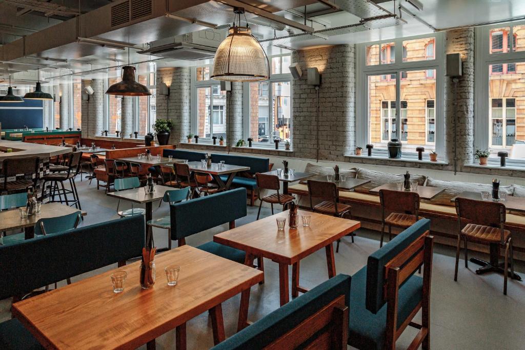 Whitworth Locke - Resim 4