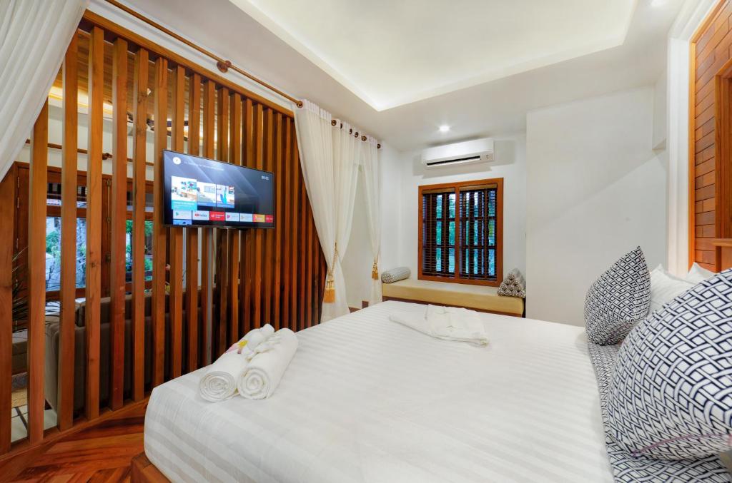 Postel nebo postele na pokoji v ubytování Angkor Privilege Resort & Spa