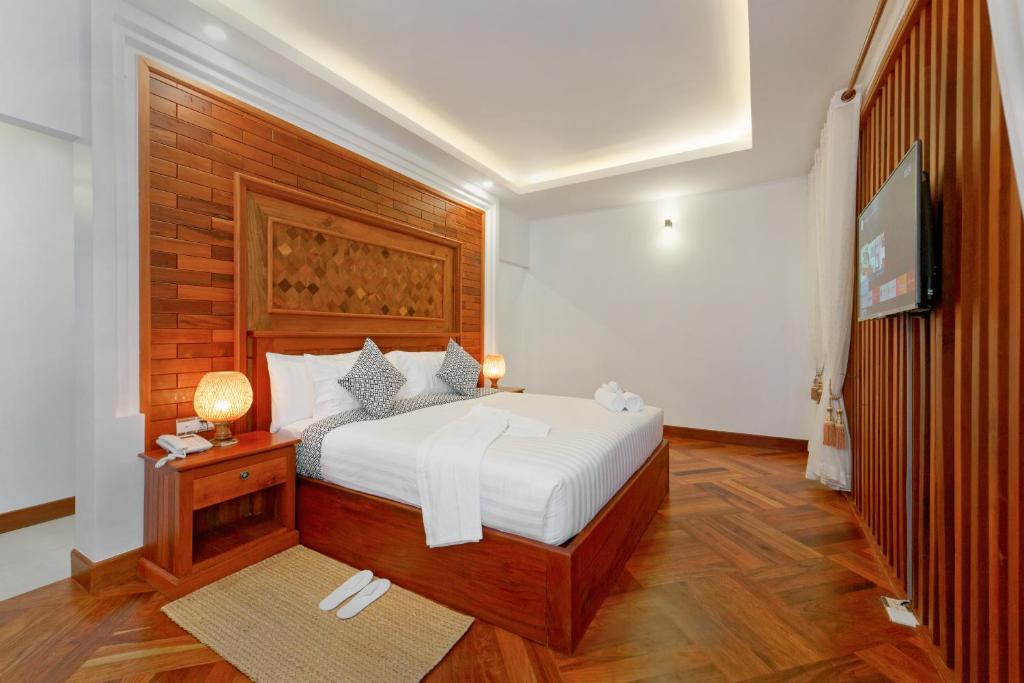 Postel nebo postele na pokoji v ubytování Angkor Privilege Resort & Spa