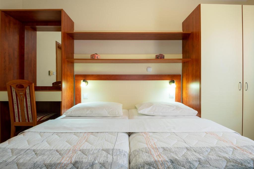 Postel nebo postele na pokoji v ubytování Hotel Adria