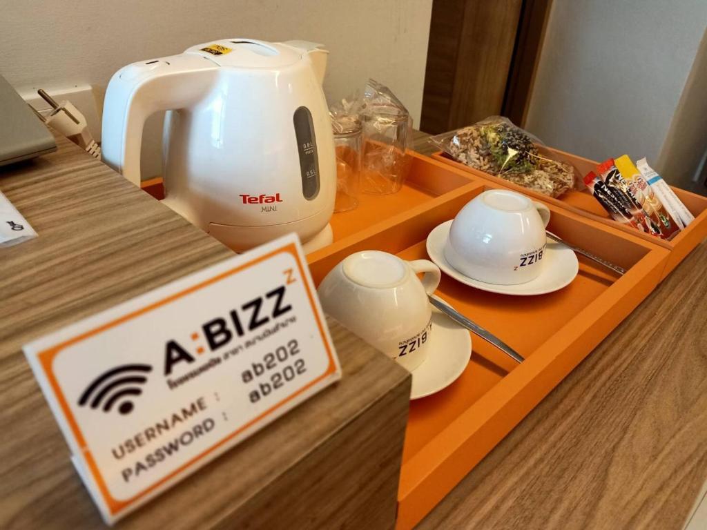 Příslušenství pro přípravu čaje a kávy v ubytování ABIZZ Hotel Lampang Airport