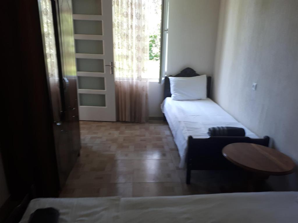 Postel nebo postele na pokoji v ubytování Kvariati Grand Guest House