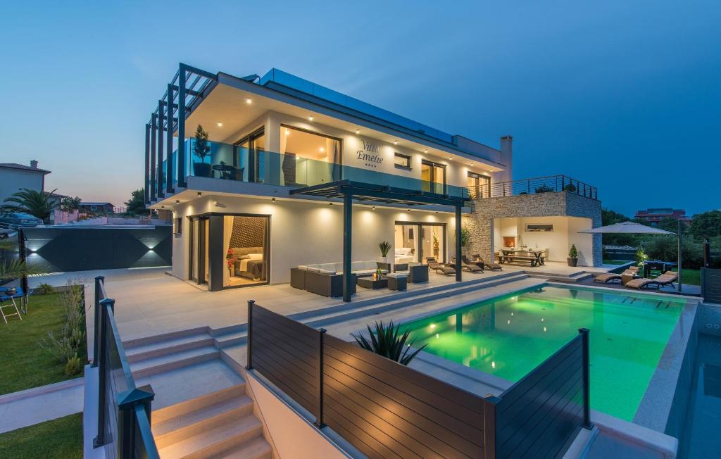 une maison avec une piscine devant dans l'établissement Villa Emelie, à Medulin