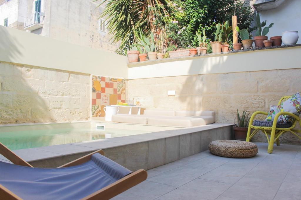 un patio con una hamaca y una piscina en Casa MaHe, en Lecce