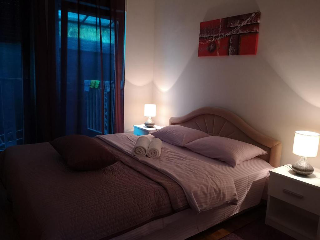 ein Schlafzimmer mit einem Bett mit zwei Handtüchern darauf in der Unterkunft Quiet Apartment in City Center in Sarajevo