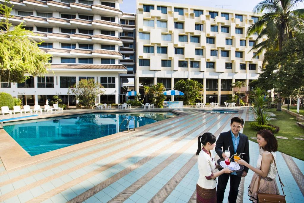 Bazén v ubytování Charoen Hotel nebo v jeho okolí
