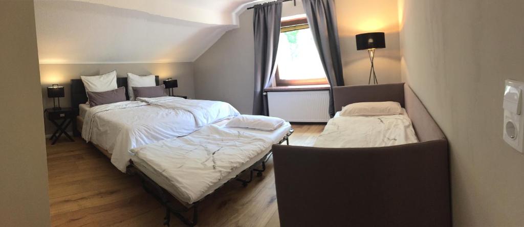 Tempat tidur dalam kamar di Gemütliche Ferienwohnung mit Pool bei Jena