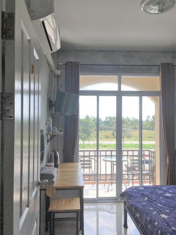 Innkhun House URT Suratthani Airport - Habitación Doble Con Terraza