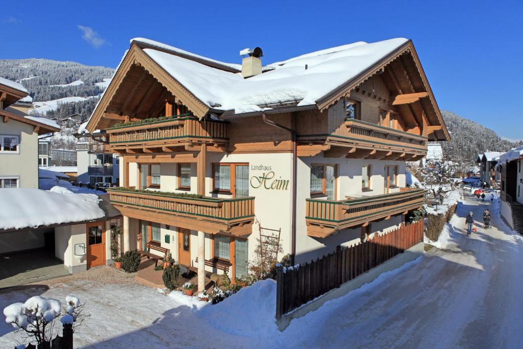 ein Gebäude mit Schnee auf dem Boden davor in der Unterkunft Landhaus Heim in Kirchberg in Tirol