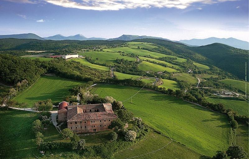 una vista aérea de una casa en un campo verde en Agriturismo Girolomoni - Locanda en Isola del Piano