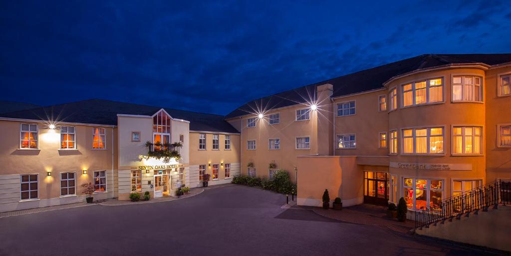 uma fila de edifícios à noite em Seven Oaks Hotel em Carlow