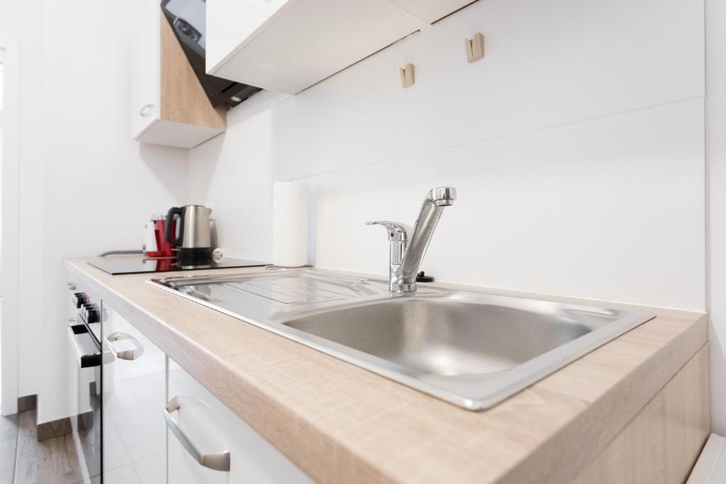Kuchnia lub aneks kuchenny w obiekcie Vienna Smile Apartment Schoenbrunn
