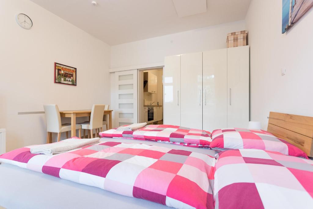 Łóżko lub łóżka w pokoju w obiekcie Vienna Smile Apartment Schoenbrunn