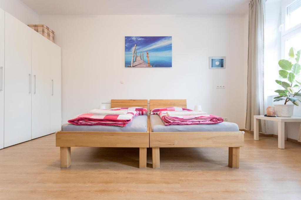 Łóżko lub łóżka w pokoju w obiekcie Vienna Smile Apartment Schoenbrunn
