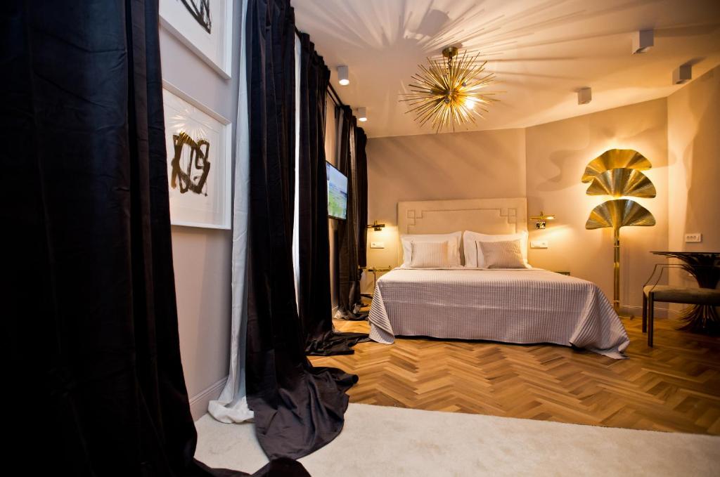 Postel nebo postele na pokoji v ubytování ARTALE 07 Design Rooms