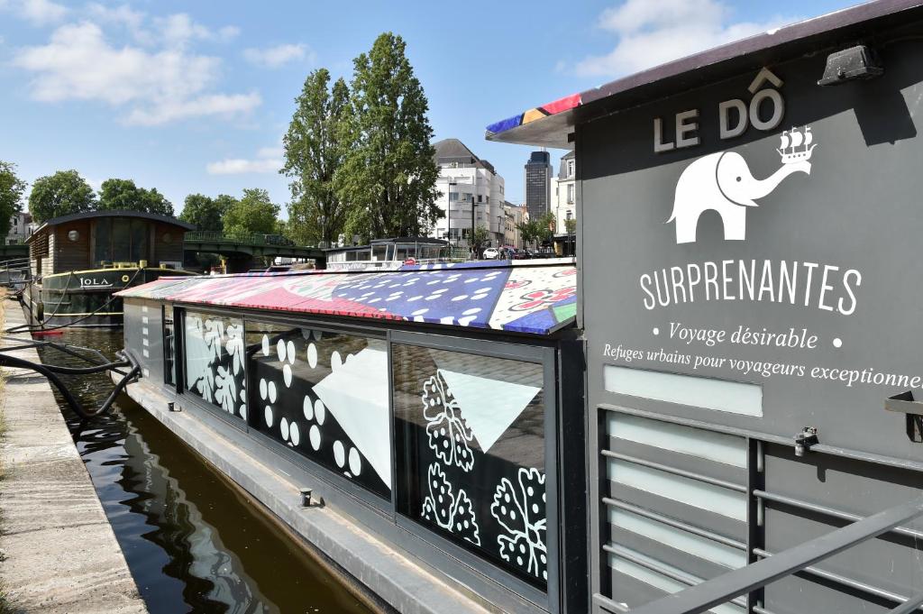 un cartel con un elefante al costado de un barco en Surprenantes- Le DÔ, en Nantes