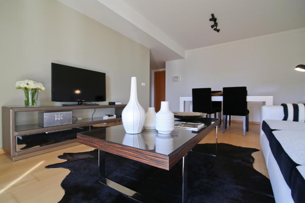 uma sala de estar com uma mesa com vasos em Panoramic Living em Lisboa
