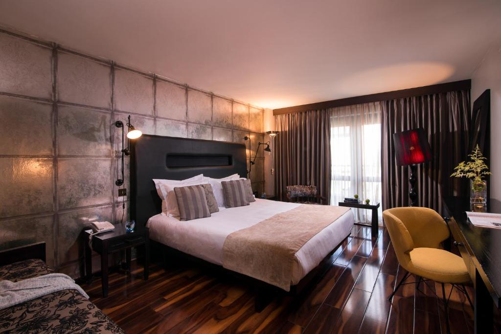 Postel nebo postele na pokoji v ubytování The Twelve Hotel