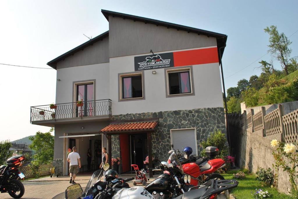 un grupo de motocicletas estacionadas frente a un edificio en Italian Piston House Sport Moto Rent, en Millesimo