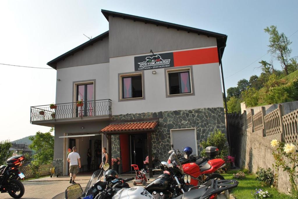 um grupo de motociclos estacionados em frente a um edifício em Italian Piston House Sport Moto Rent em Millesimo