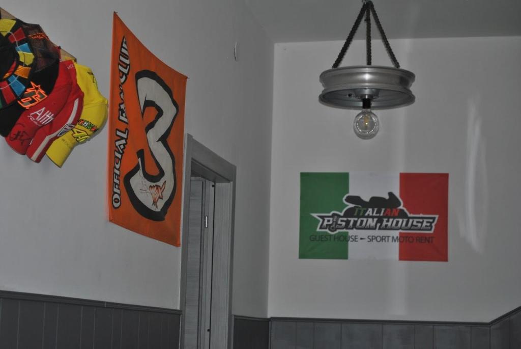 Certifikát, ocenenie alebo iný dokument vystavený v ubytovaní Italian Piston House Sport Moto Rent