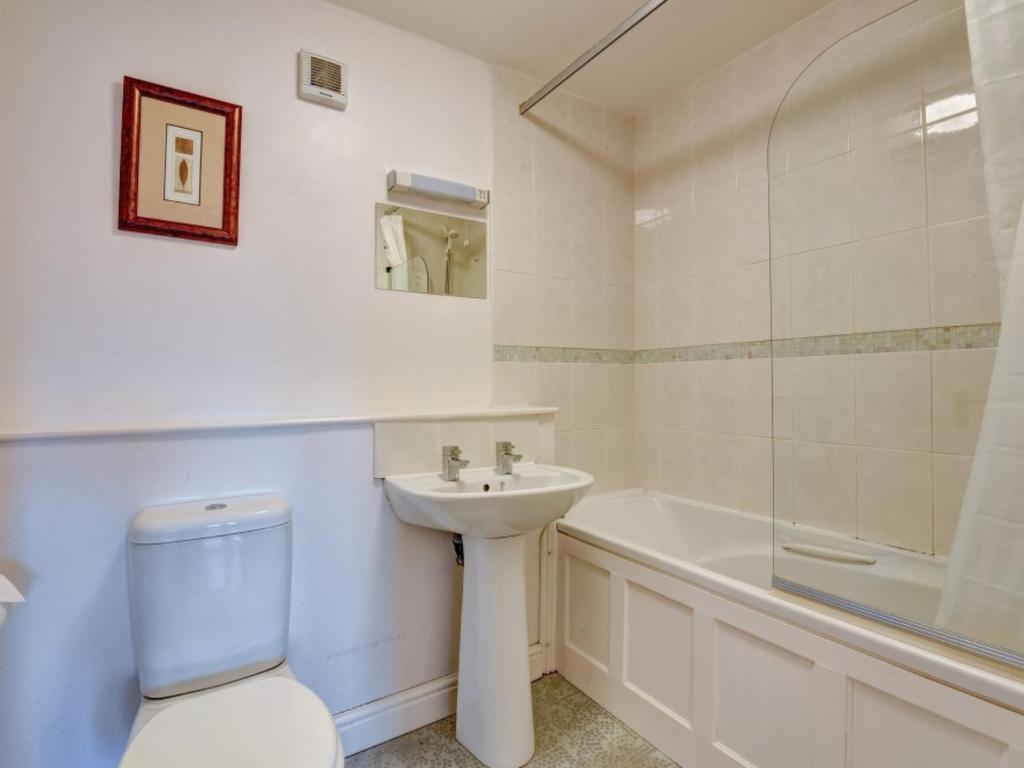 チャペル・スタイルにあるHoliday Home Chapel Fold by Interhomeのバスルーム(トイレ、洗面台、バスタブ付)