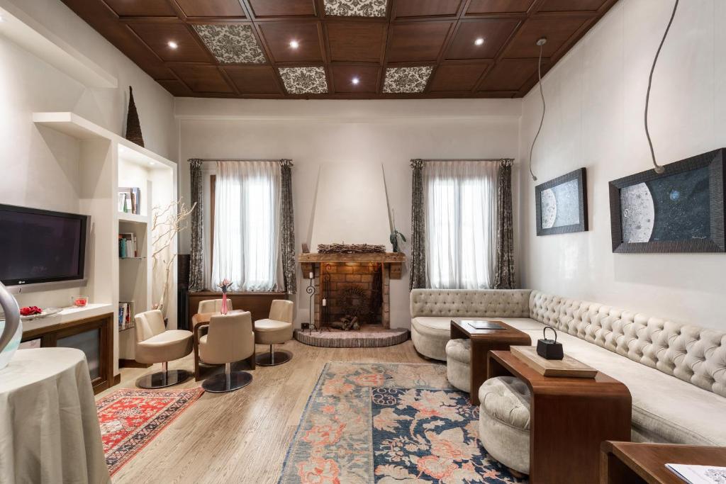 Una sala de estar con un sofá y una chimenea. en Abbazia De Luxe, en Venecia