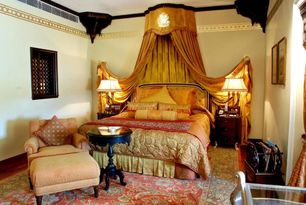 Postel nebo postele na pokoji v ubytování Rambagh Palace