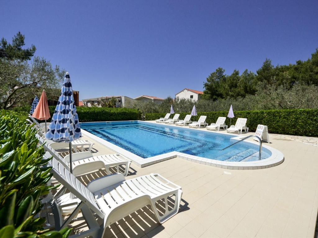 Bazén v ubytování Holiday Home Ana-2 by Interhome nebo v jeho okolí