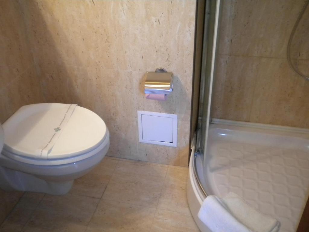 A bathroom at Hotel Crisana Arad
