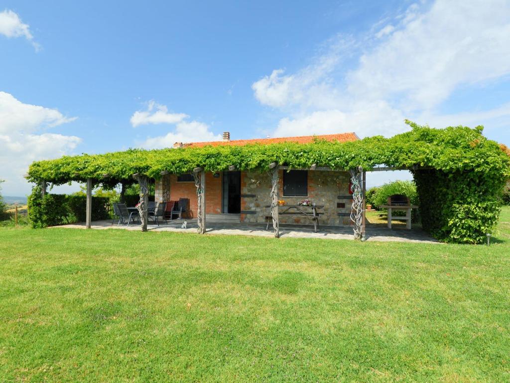 een klein huis met een groen dak en een tuin bij Holiday Home Casa dell'Orto by Interhome in Case Bardi