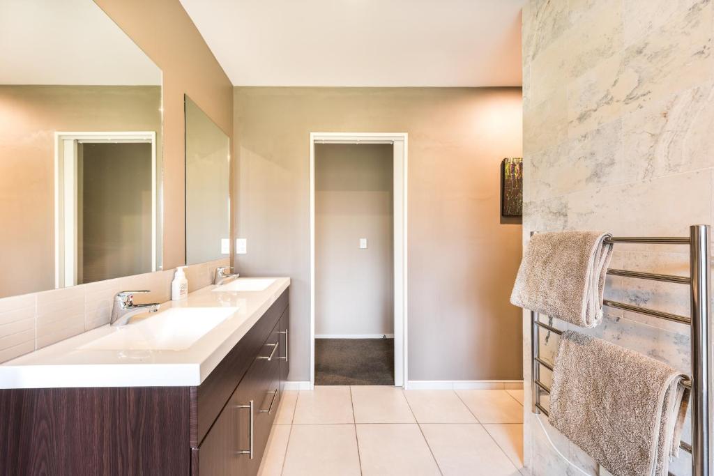 Rolleston Paradise-Master Bedroom with Ensuite Only的一间浴室