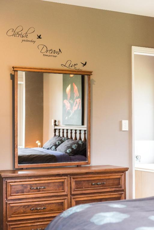 Rolleston Paradise-Master Bedroom with Ensuite Only客房内的一张或多张床位