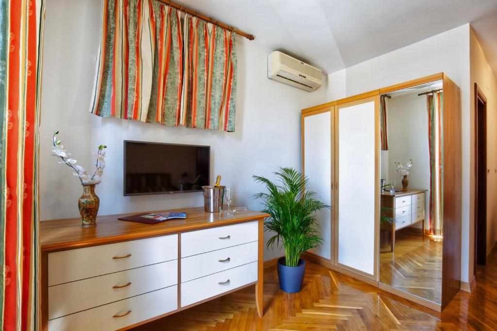 Telewizja i/lub zestaw kina domowego w obiekcie Villa Sveta Eufemija - Bed and breakfast
