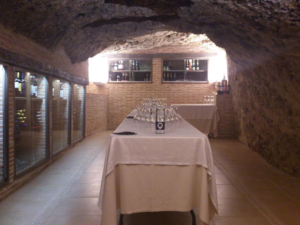 Un restaurante o sitio para comer en Hostal Restaurante La Muralla