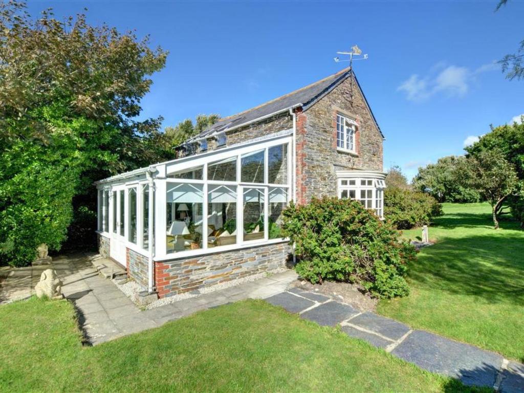 een huis met een serre aan de zijkant bij Holiday Home Trevose in Padstow