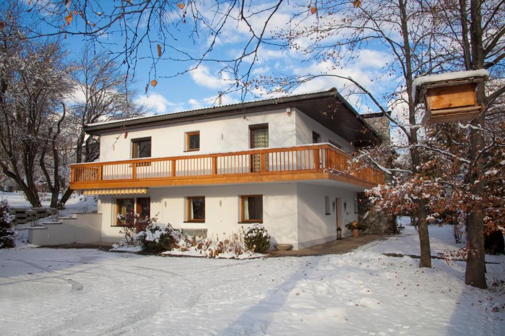 ein weißes Haus mit Balkon darüber in der Unterkunft Am Apfelbaum in Imst