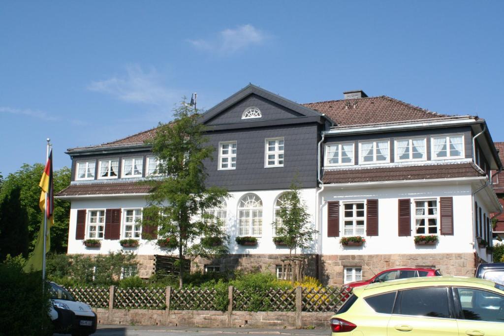 een gele auto geparkeerd voor een huis bij FeWo Inge Reiter in Braunlage