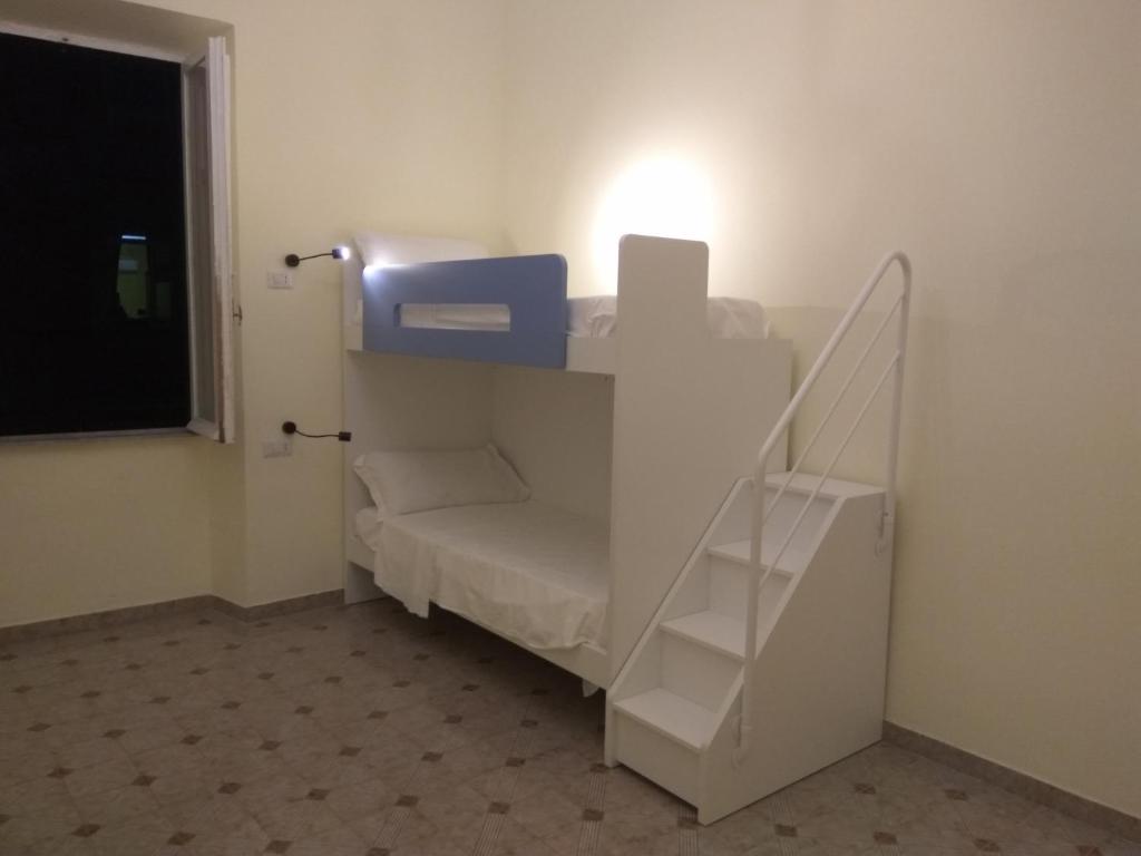 ローマにあるAFFITTACAMERE ROMANSTYLEの二段ベッド1組(階段付)が備わる客室です。