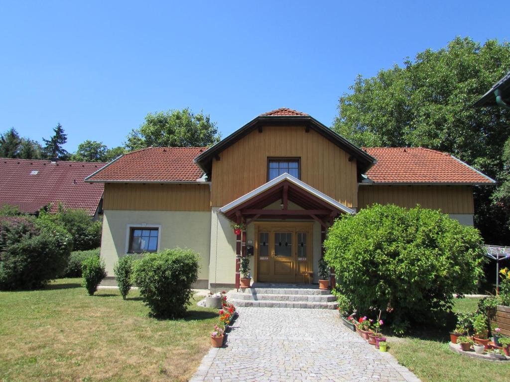 a house with a pathway leading to the front door at Gästehaus Barbara in Gablitz