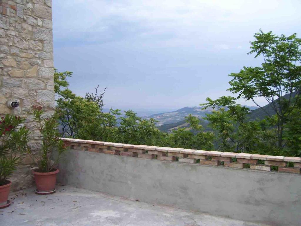 MontemitroにあるB&B Casa Letiziaの山の景色を望む石壁