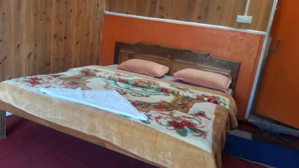 A bed or beds in a room at Vamoose Rainbow Valley Resort