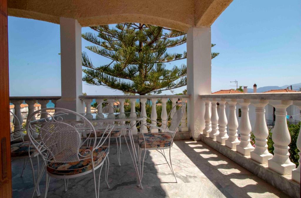 Balkón nebo terasa v ubytování Laconian Collection #Mavrovouni By the Sea#