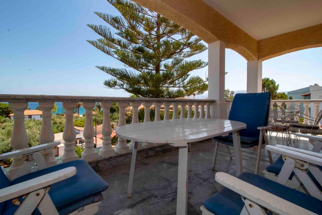 Balkón nebo terasa v ubytování Laconian Collection #Mavrovouni By the Sea#