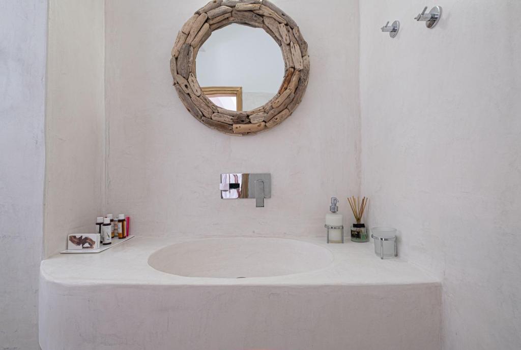 Een badkamer bij Santorini Crystal Blue Boutique Hotel