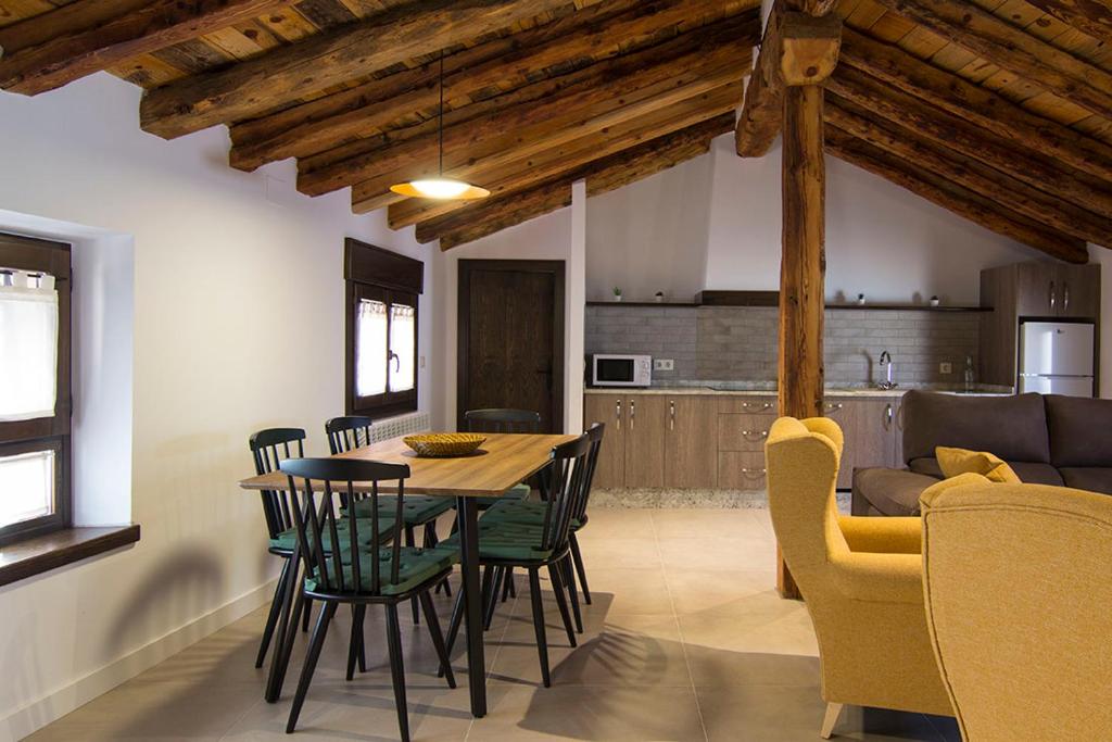 Una cocina y un comedor con mesa y sillas. en Casa Barrena, en Albarracín